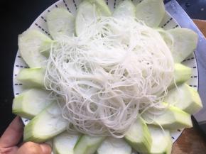 然后再把泡软的粉丝铺在粉丝上面；