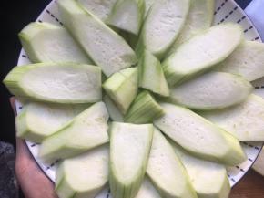 把切好的丝瓜垫在碗底；