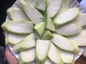 把切好的丝瓜垫在碗底；