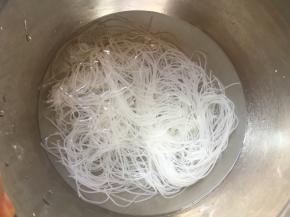 粉丝提前用冷水泡软备用；