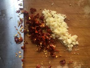 大蒜去皮切碎，干红辣椒切碎备用。