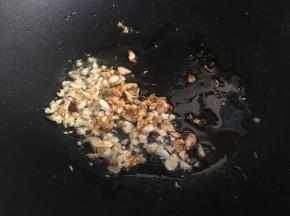 爆香炒至焦黄；
