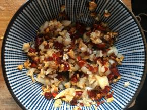 装盘与另一半生蒜搅拌均匀；