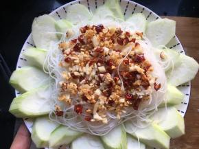 用勺子把蒜蓉酱一勺勺淋在粉丝上面；