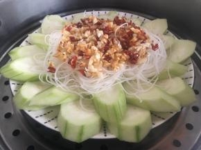 蒸锅中装入适量清水，大火烧开后把碗放上蒸盘；