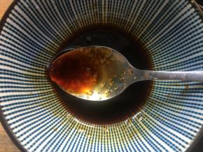 蒸丝瓜期间，来调配酱汁。取2勺生抽、1勺蚝油、半勺香油、半勺糖、适量盐搅拌均匀；