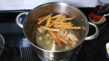 锅里放入足量水、沙虫、响螺片、瑶柱