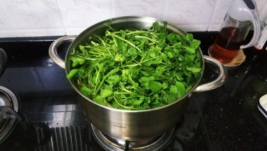 放入西洋菜煲软