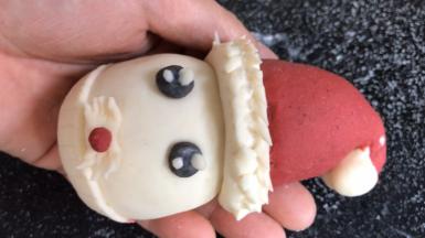 用剪刀在帽檐上剪出毛绒绒的形状