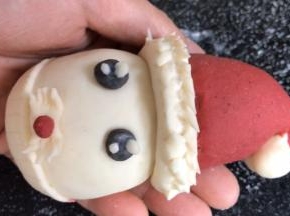 用剪刀在帽檐上剪出毛绒绒的形状