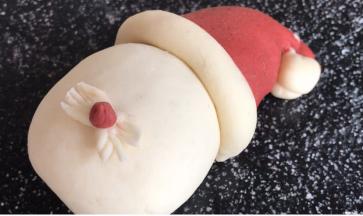 用红面团做出圣诞老人的大红鼻子