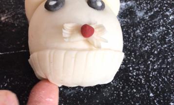 再切整齐，贴在圣诞老人胡子的下面