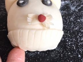 再切整齐，贴在圣诞老人胡子的下面