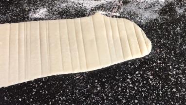 再取白面擀成薄饼皮，用刮刀切出纹路