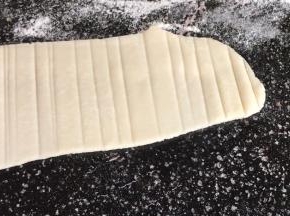 再取白面擀成薄饼皮，用刮刀切出纹路