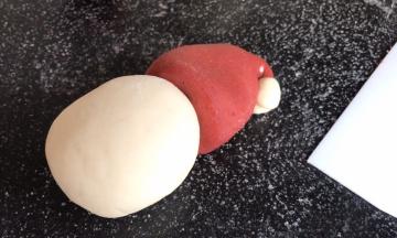 在底部沾上水，粘在白面团上面