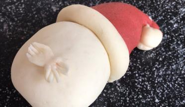 沾湿后贴在白面团上