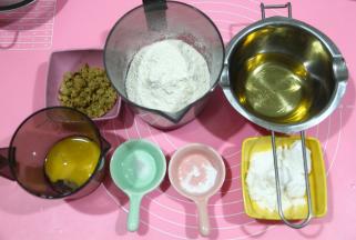 准备好材料。用量尽量精确。低粉量给出了个大概，面粉吸水量不同，所以根据面团湿度来添加。