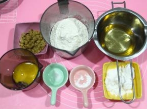 准备好材料。用量尽量精确。低粉量给出了个大概，面粉吸水量不同，所以根据面团湿度来添加。