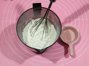 先将小苏打倒入低粉中，用手动打蛋器搅打均匀。这一步不可省略，这样再过筛，小苏打分布均匀，不会集中在一个角落。