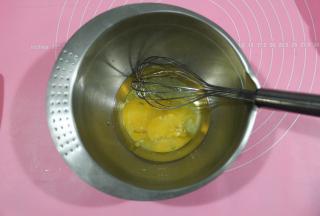 将全蛋液倒入干净盆中，倒入玉米油。