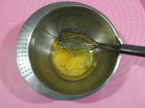 将全蛋液倒入干净盆中，倒入玉米油。