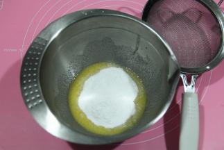 然后倒入全部糖粉和盐，用手动打蛋器充分搅打均匀，打到糖粉融化，所以用糖粉，比较好融化。