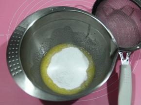 然后倒入全部糖粉和盐，用手动打蛋器充分搅打均匀，打到糖粉融化，所以用糖粉，比较好融化。