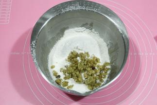 然后过筛入混合好的粉类，放入麦片粒（麦片如果颗粒太大，提前弄碎一点）。