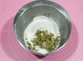 然后过筛入混合好的粉类，放入麦片粒（麦片如果颗粒太大，提前弄碎一点）。