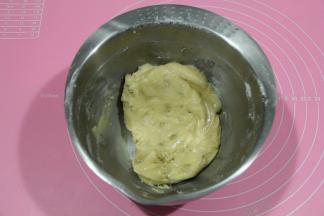 用刮刀切拌，往盆边按压成均匀面团，无干粉。如果觉得面团太湿就再加一点低粉。