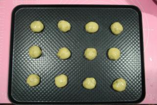 不粘手的面团，20克一个面团，搓成球，排入烤盘。记得带手套哈。