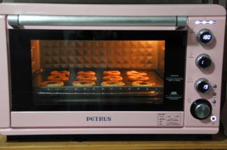 放入预热好的烤箱，转上下180度，烤20分钟。。