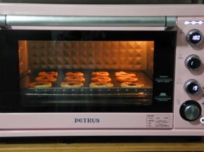 放入预热好的烤箱，转上下180度，烤20分钟。。