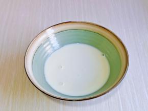 首先将牛奶与细砂糖倒入大口器具中，用手动打蛋器打至均匀。