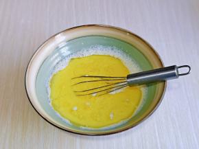 再加入花生油，手动打蛋器顺时针抽打，使油与奶融合在一起。(其它食用油也可以，但是不建议使用气味较大的油类）