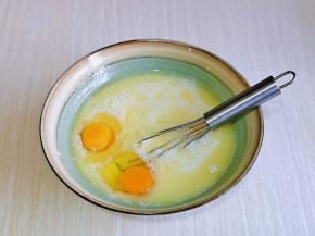 再加入草鸡蛋，继续顺时针打均匀。(我用的鸡蛋比较小，三个约110g左右）