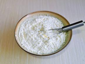晒入低筋面粉，用手动打蛋器呈Z字拌均匀，注意手法，不要过度搅拌，避免面糊起筋。