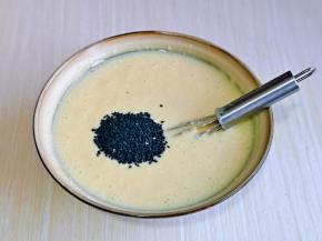 最后加入熟黑芝麻，拌均匀即可。(建议使用熟黑芝麻，会更香)