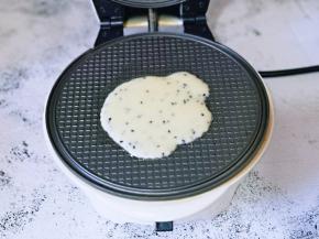 切记不要太多，不然会溢出来，盖上盖加入大约2分钟左右就可以。