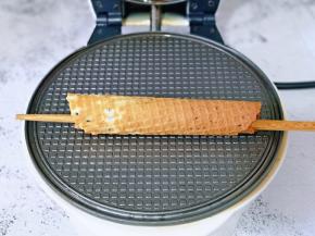 重要的事情说三遍，趁热卷起来，趁热卷起来，趁热卷起来，可以借助一根筷子卷起来。(最好戴副手套，不然很烫手哈)