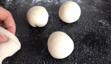 分成6等份，取四个剂子滚圆