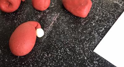 用白面团做一个小绣球放在帽子的尖尖上