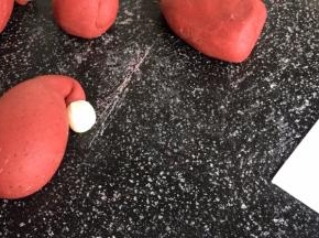 用白面团做一个小绣球放在帽子的尖尖上