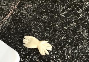 用白面皮做出圣诞老人的胡子