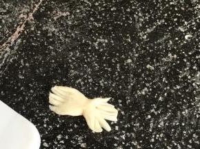 用白面皮做出圣诞老人的胡子