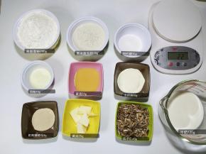 首先把需要的食材都准备好，称量备用。