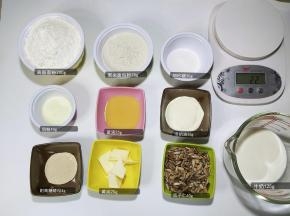 首先把需要的食材都准备好，称量备用。