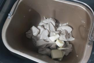 当IMAX程序结束后，取出面团切成小块或者用剪刀剪成小块，同时把盐跟软化好的黄油一并放入面包桶内，然后再放回面包机，再次设置一个IMIX程序。（每次的IMAX程序是20分钟）