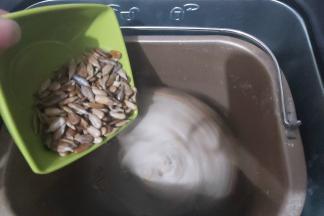 打开计时器，当程序剩余6-8分钟的时候，倒入熟瓜子仁。